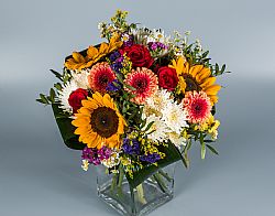 Amber - Μπουκέτο με λουλούδια εποχής σε τετράγωνο γυάλινο βάζο
