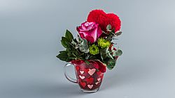 Κούπα Διαφανής με Καρδούλες και Μικρή Σύνθεση Λουλουδιών