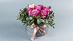 Γκρι Καπελιέρα Μικρή Διαμέτρου 20 cm με 7 Ροζ Τριαντάφυλλα Ecuador