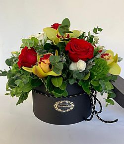 Black Box 1 - Καπελιέρα με σύνθεση με Μος, τριαντάφυλλα, Cymbidium Oρχιδέες