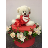 Teddy Box - Καπελιέρα με τριαντάφυλλα και cymbidium ορχιδέες και λούτρινο κουκλάκι